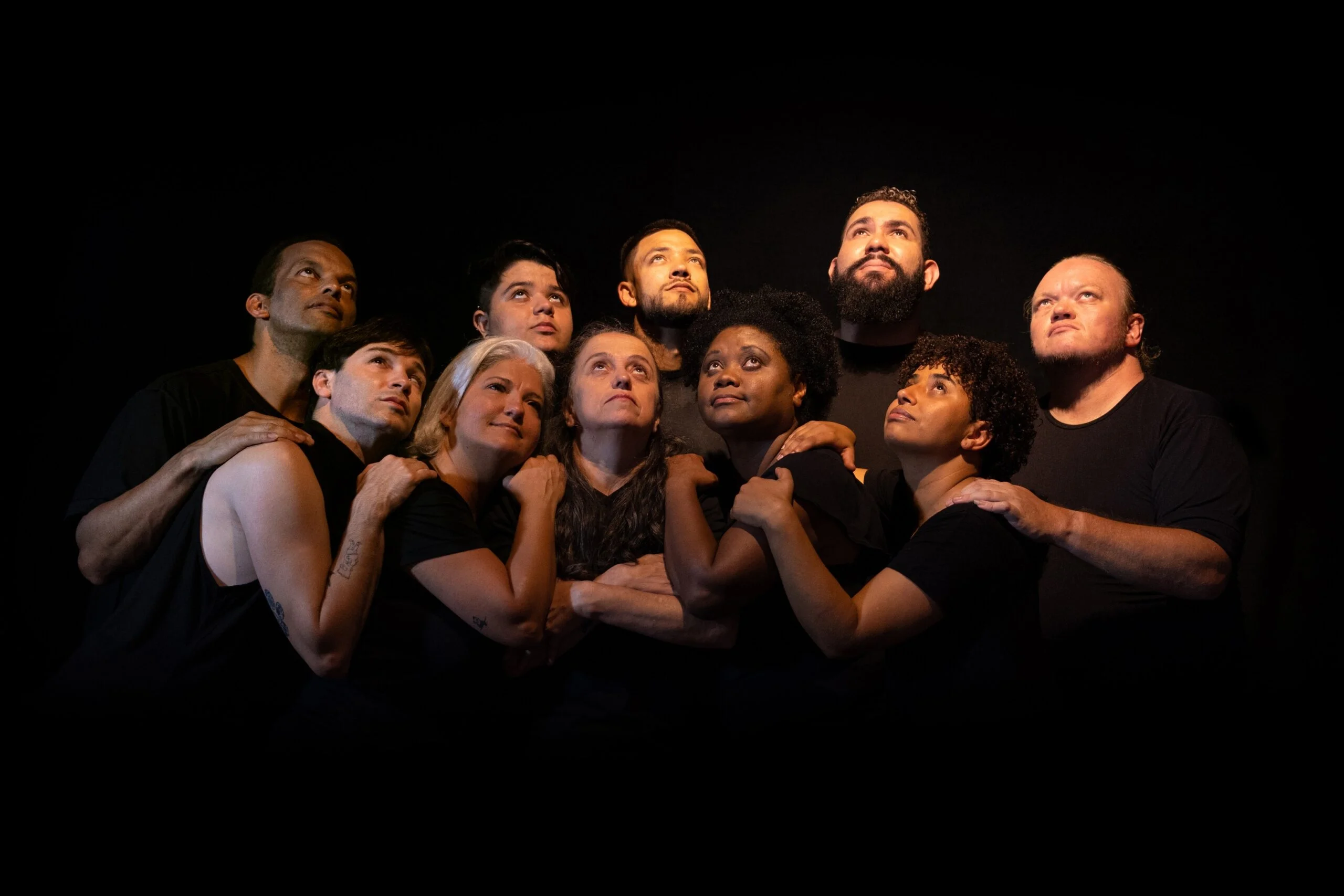 Descubra a Mostra Surda de Teatro. Uma celebração gratuita da cultura surda e expressão em Libras no Teatro Universitário de Curitiba. SLE-Giuliano-Robert-_2-Fluindo-Libras