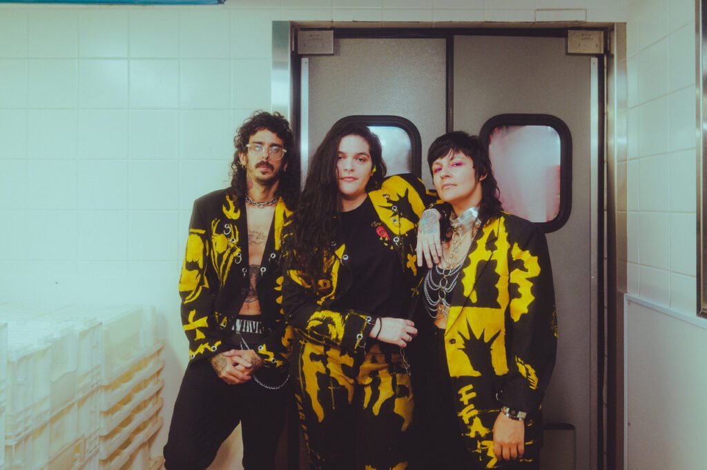 Far From Alaska - Cred Rafael Novak