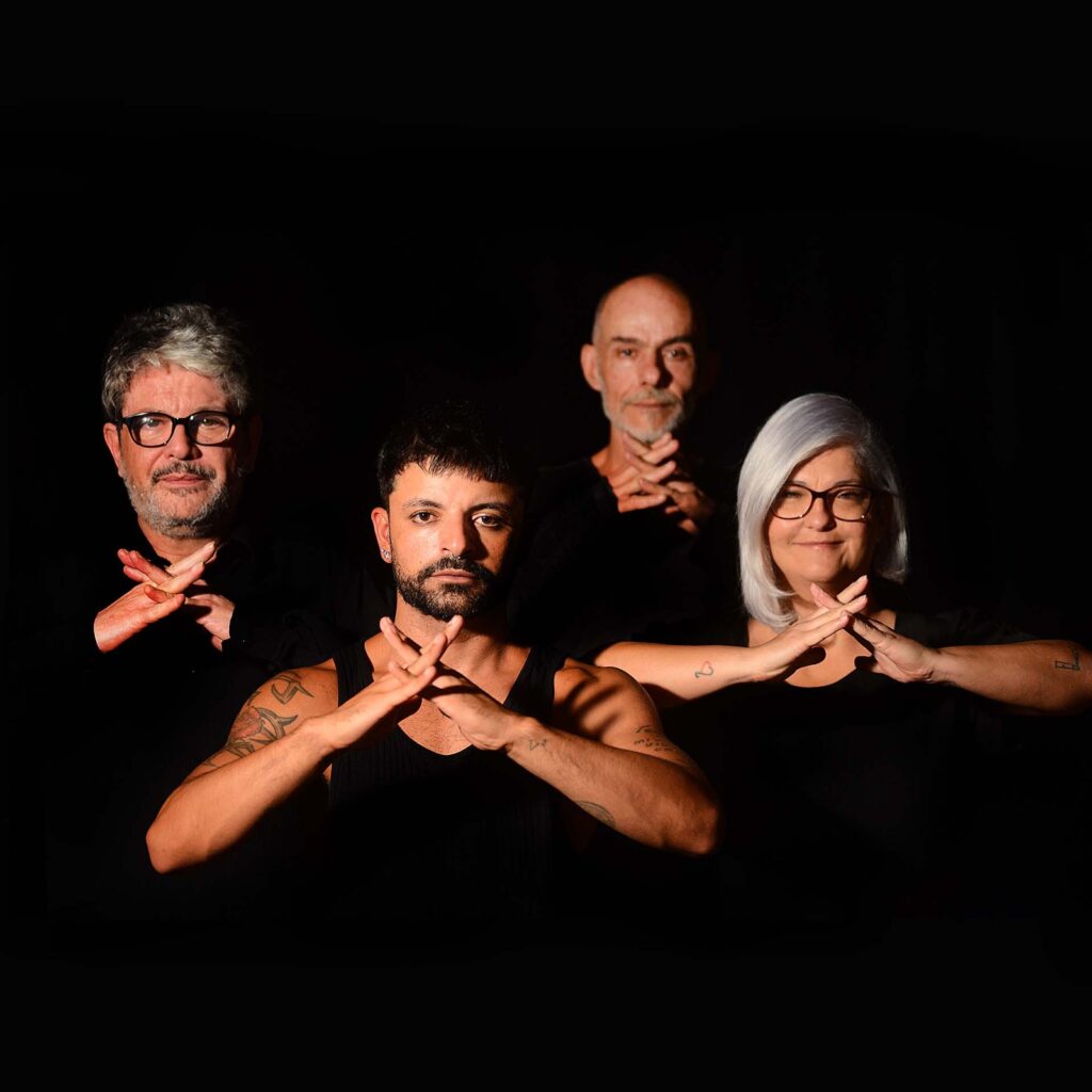 Ilíada em Libras Esq . para dir.: Octávio Camargo (diretor), Jonatas Medeiros (ator),
Fernando Marés (cenógrafo) e Rafaela Hoebel (diretora) - Foto: Gilson Camargo