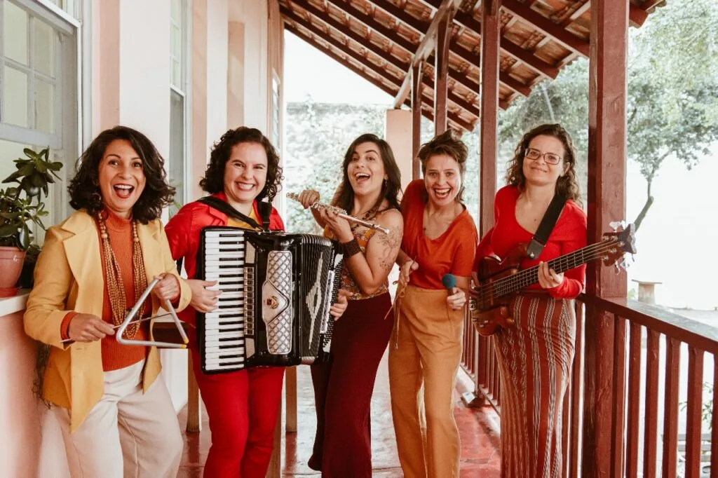Grupo “Forró de Maravilha”, o único grupo de forró de Curitiba formado exclusivamente por mulheres se apresenta gratuitamente no Mercado Junino. / Foto: Eve Ramos