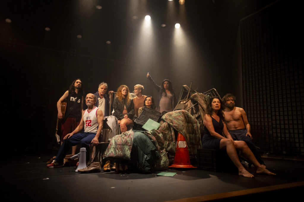 Festival de Curitiba 2026 - (Um) Ensaio sobre a Cegueira - Foto: Comunicação Grupo Galpão