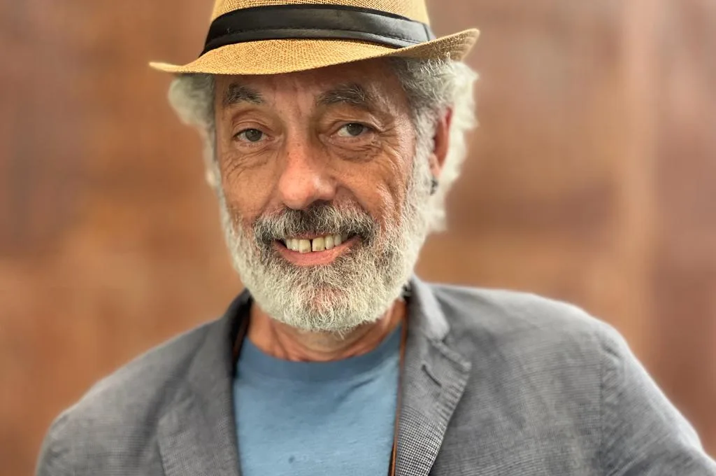 O artista Eder Santos apresenta a exposição de arte multimídia “A Imagem Não Serve”